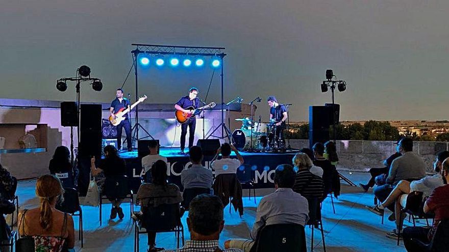 Ladri di Biciclette engancha al público del Ramos con su potente sonido