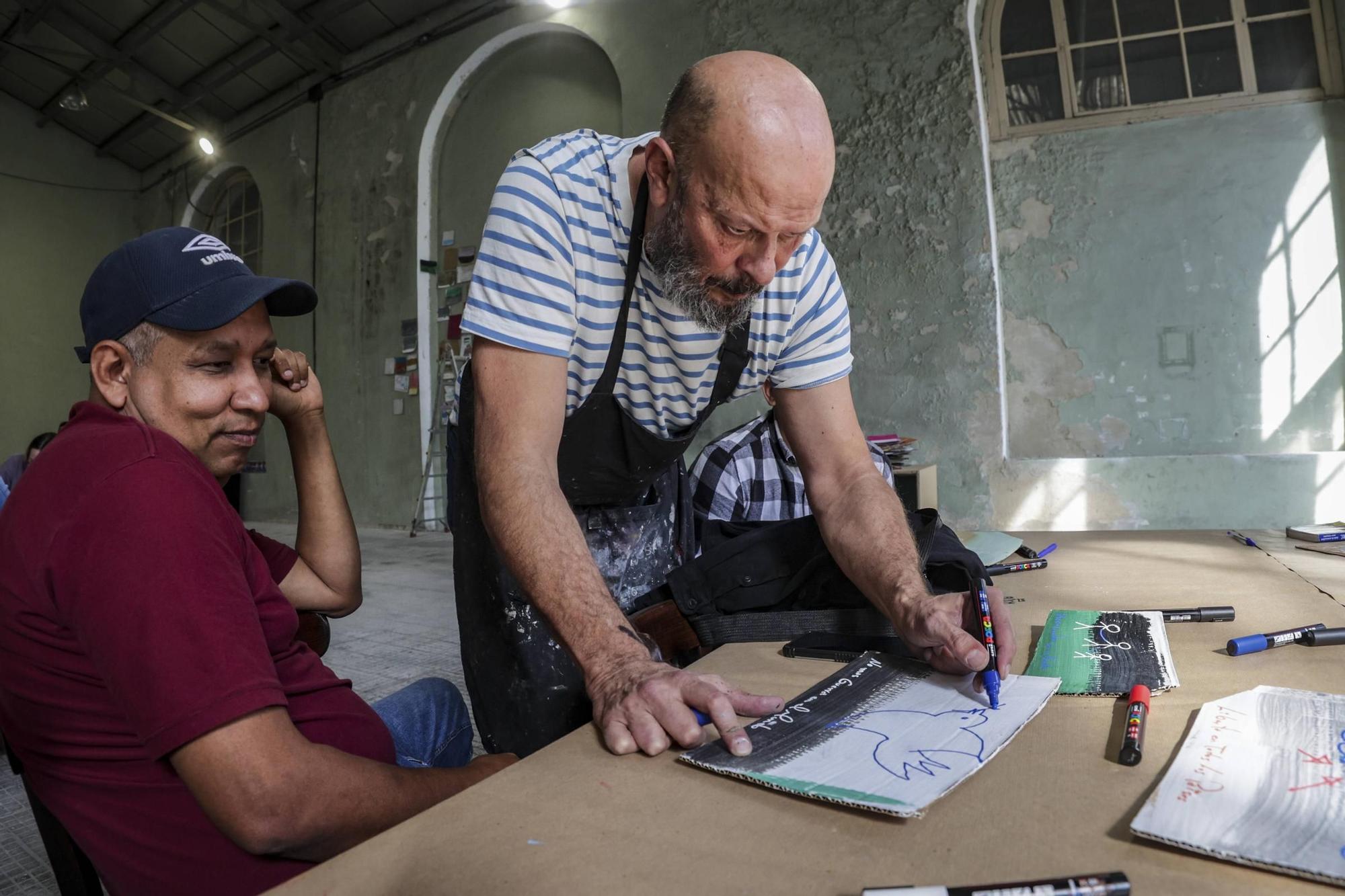 Una casa, un coche o un cordero: los deseos de los hombres y las mujeres que han llegado a Asturias huyendo de sus hogares