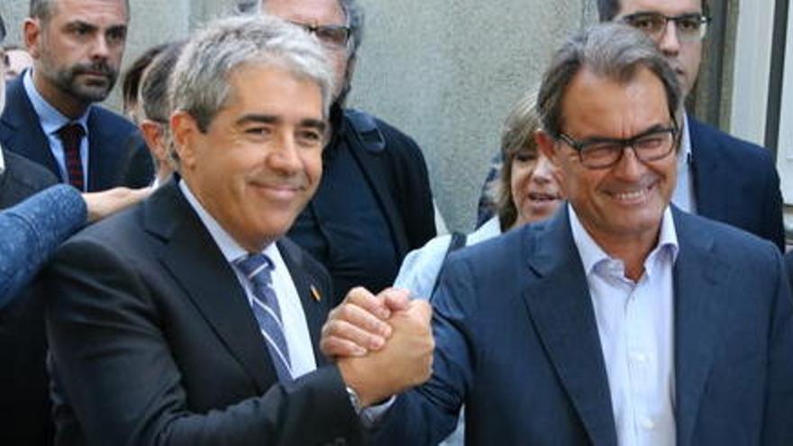Francesc Homs i Artur Mas encaixen mans, dilluns, a Madrid.