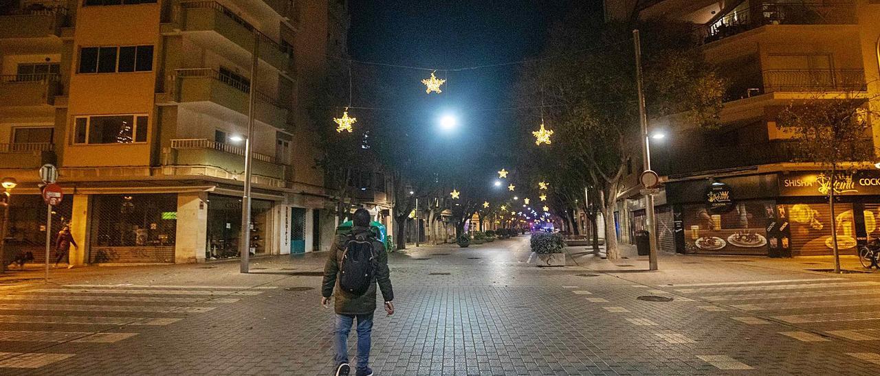 Un hombre vuelve a casa en una calle Blanquerna vacía por el toque de queda.