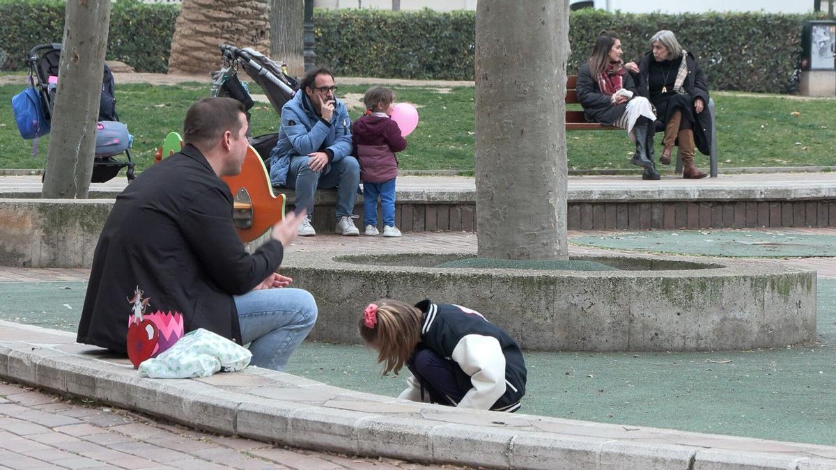 Parque infantil con niños y familias.