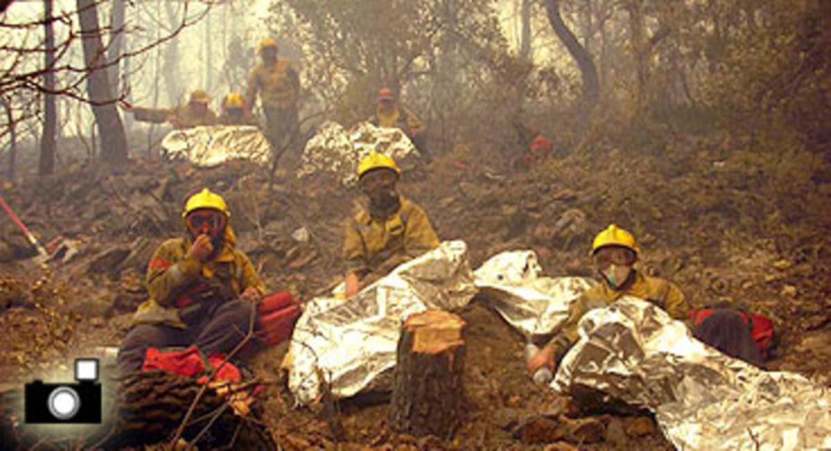 El GRAF de Tarragona una vegada passada la llengua de foc amb els refugis antifoc (’fire shelters’). El GRAF de Tarragona una vegada passada la llengua de foc amb els refugis antifoc (’fire shelters’).