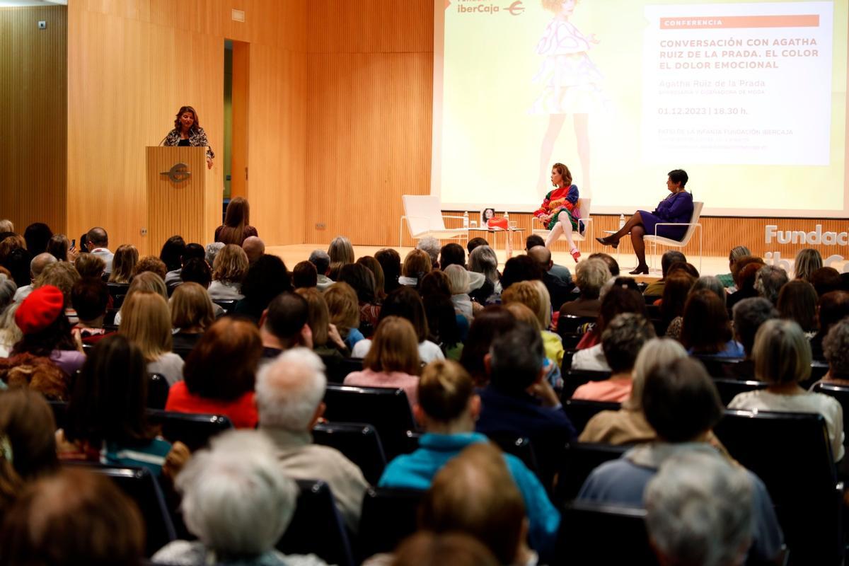 Llenazo en el Patio de la Infanta para la charla con Ágatha Ruiz de la Prada