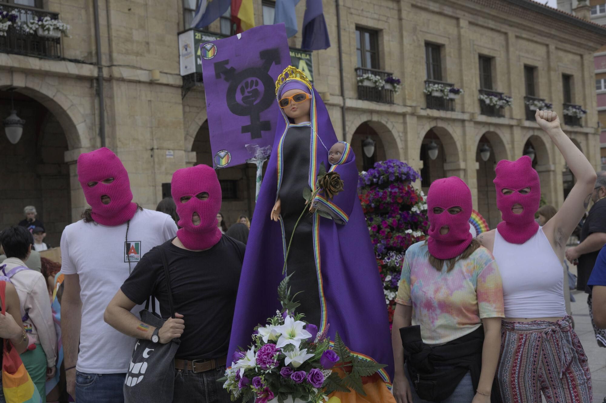 En imágenes: Así fue la manifestación LGTBI de Avilés, con "Santina de Queervadona" incluida