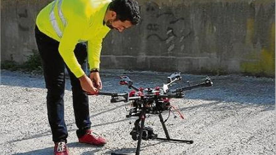 El dron que es va fer servir ahir per fer el mapa topogràfic de la cinglera de Sant Elm.