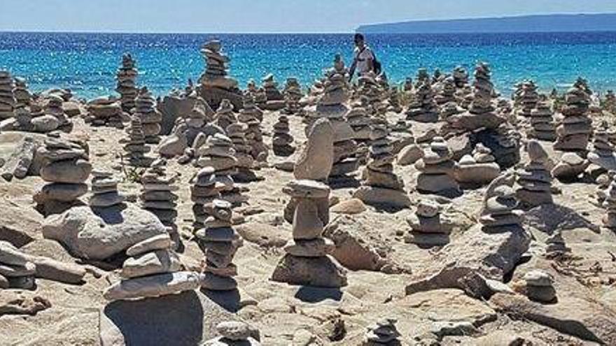 La zona de es Trucadors está repleta de decenas de montones de piedras.