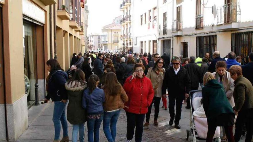 Sobre estas líneas, visitantes recorren las calles de la capital el Jueves y Viernes Santo; a la derecha, miles de jóvenes en el botellón de San Martín.