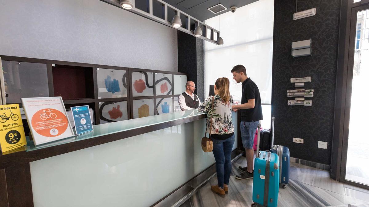 Turistas en un hotel