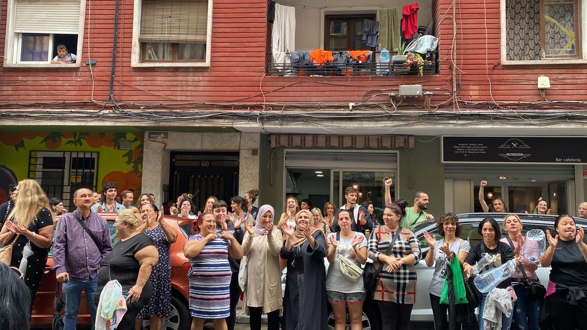 Momento en el que paralizan el desahucio de Carla