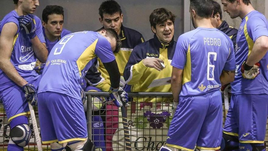 Los jugadores del Asturhockey atienden las indicaciones de David Miranda.