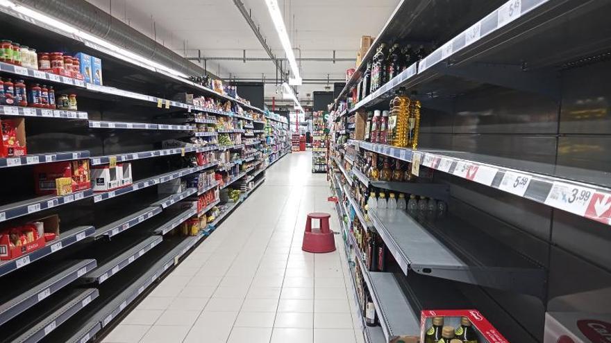 Estantes de pasta y aceite vacíos, ayer en un supermercado de Cangas.