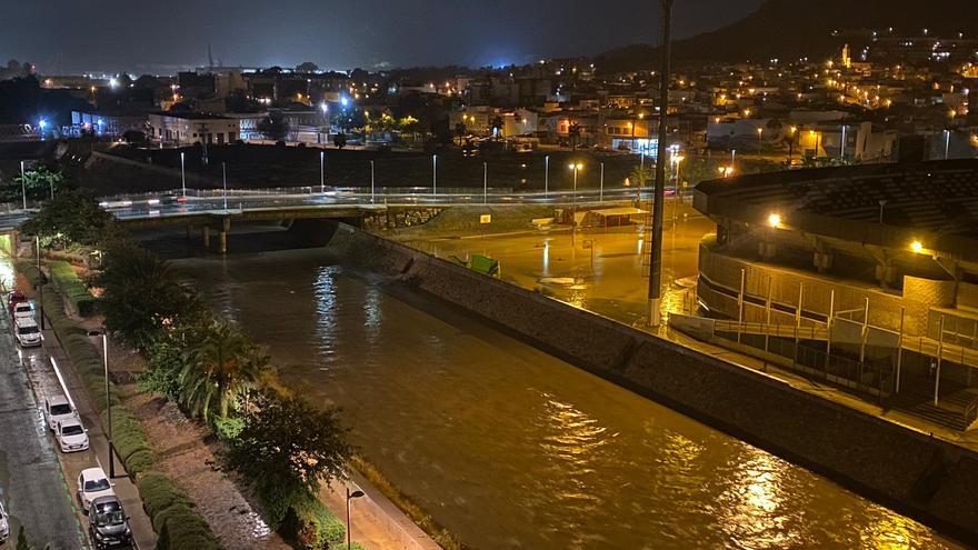 Cortes de carreteras y caídas de árboles en Cartagena tras las fuertes lluvias de madrugada