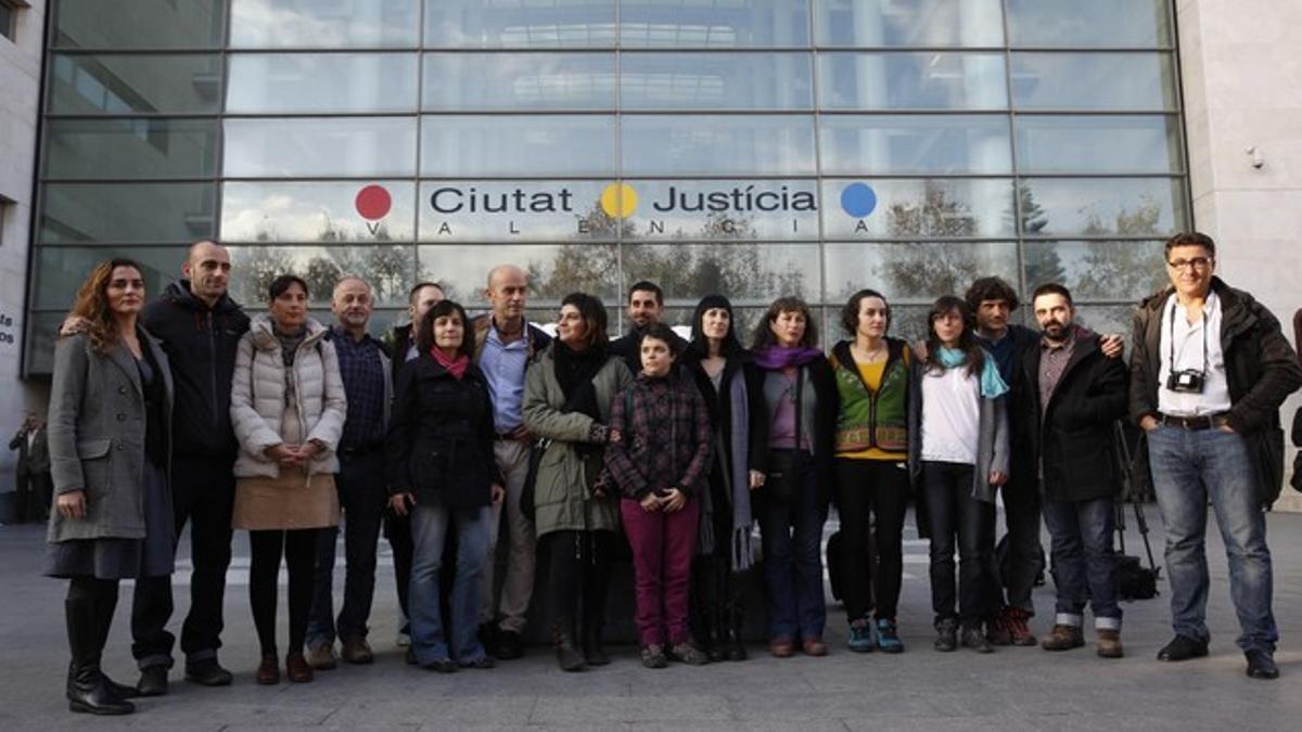 Los acusados de Greenpeace, a las puertas de los Juzgados de Valencia.