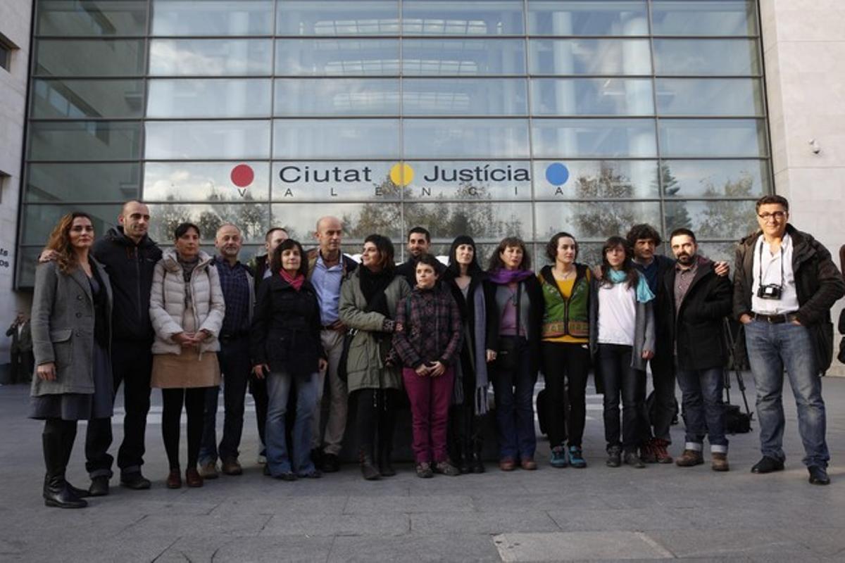 Els acusats de Greenpeace, a les portes dels Jutjats de València. Els acusats de Greenpeace, a les portes dels Jutjats de València.