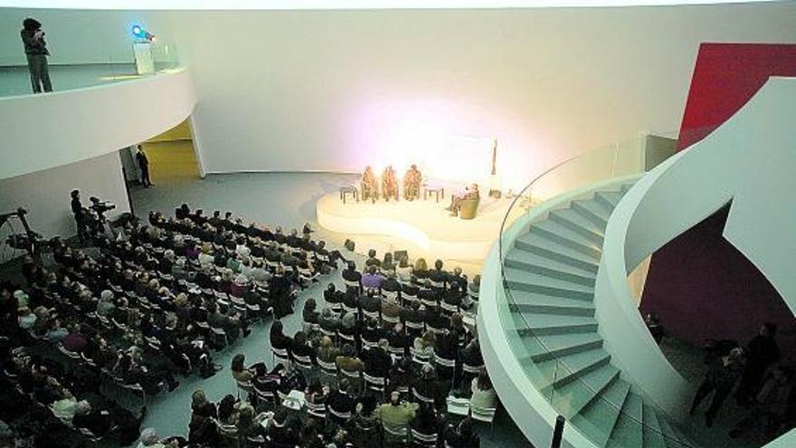 Primer acto en el interior de la cúpula del Centro Niemeyer, para presentar un programa educativo de la ONU.