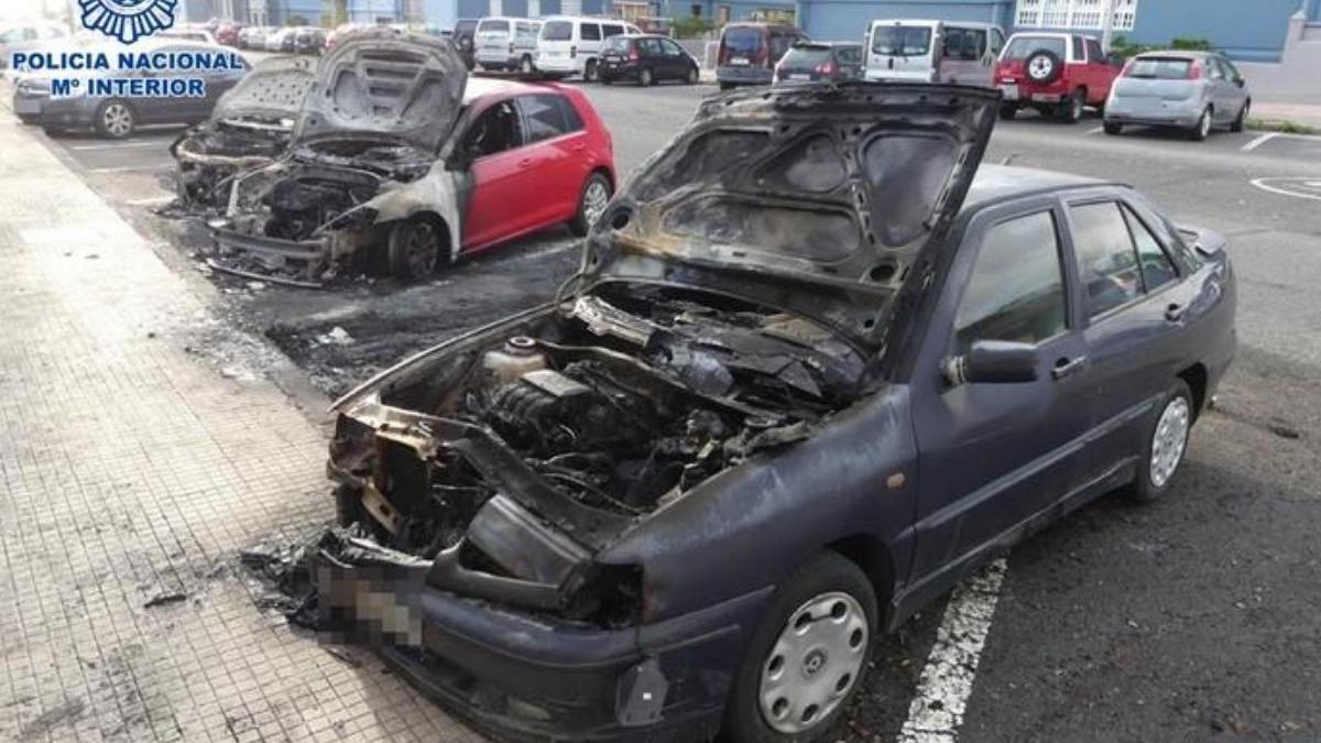 Se salta el estado de alarma y quema cuatro coches