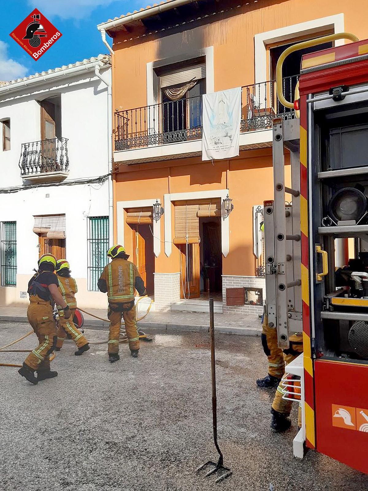 Vecinos rescatan por la ventana a un hombre atrapado en el incendio de una vivienda de Orba