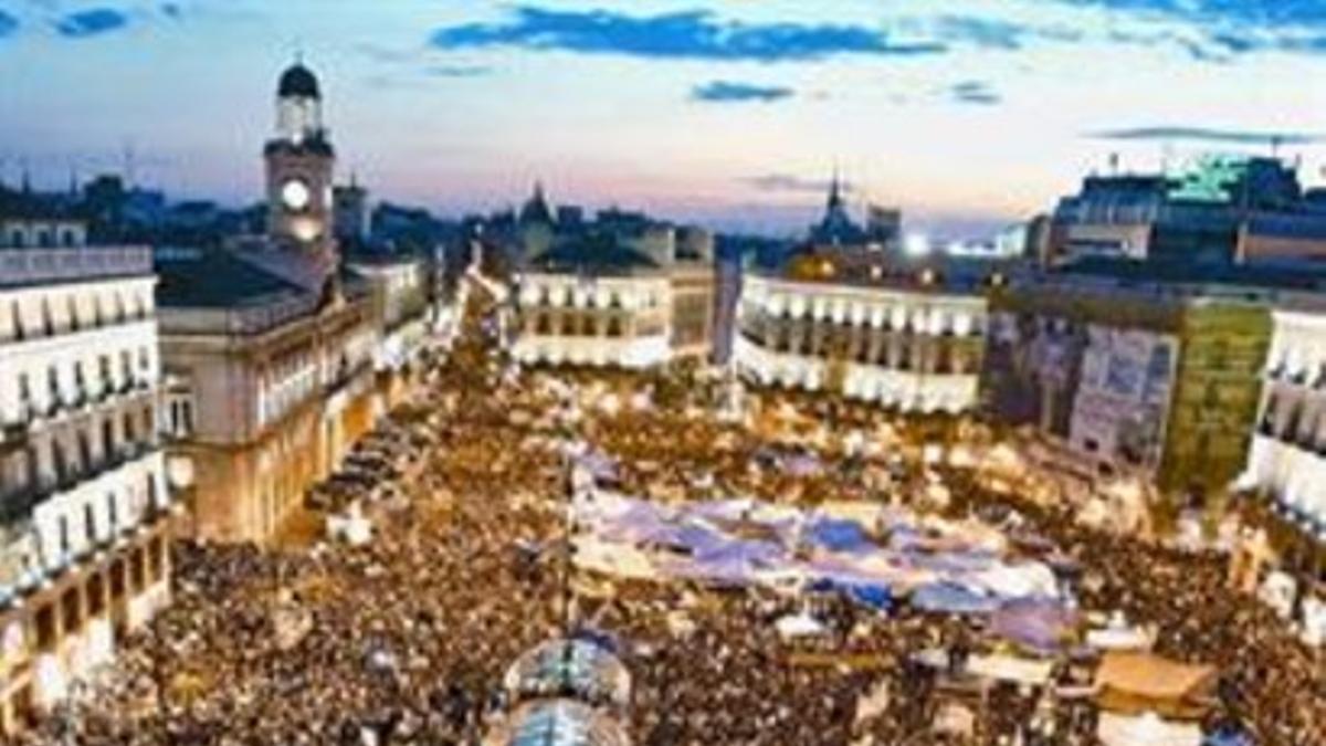 La madrileña Puerta del Sol, tomada por centenares de indignados, anoche.