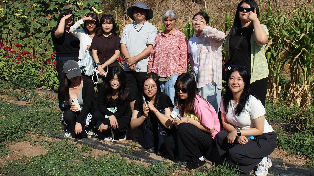 Una universitat de Corea del Sud visita Manresa per conèixer el banc de llavors Esporus