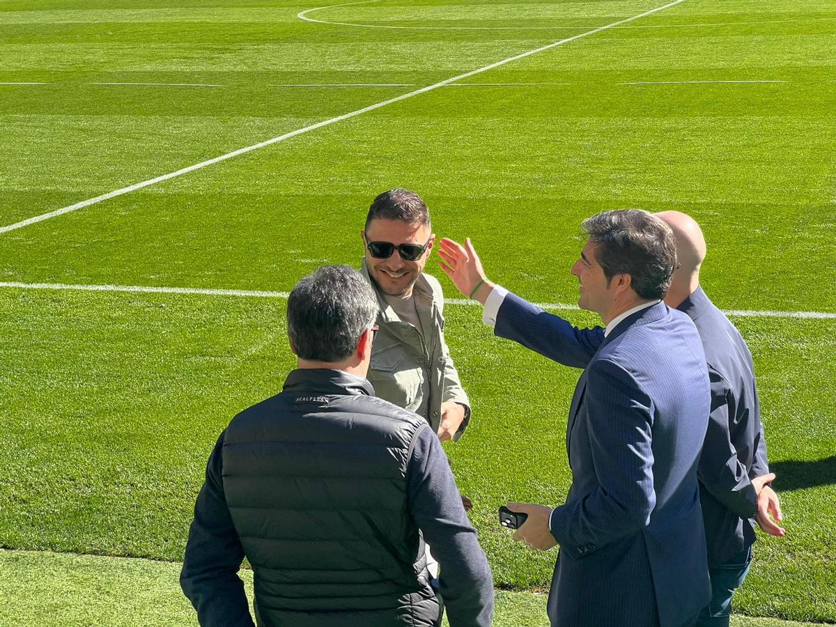 Joaquín Sánchez saluda a Ángel Haro y Manu Fajardo en el entrenamiento a puertas abiertas previo al derbi en La Cartuja