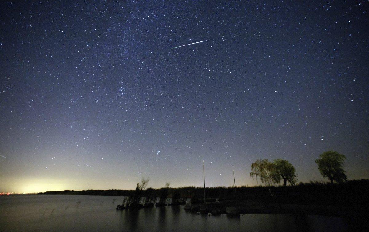 AUS02 MOERBISCH AM SEE  AUSTRIA  12 08 2016 - Fotografia tomada a camara lenta que muestra una lluvia de estrellas sobre el lago Neusiedlersee  cerca de Moerbisch am See  Austria  hoy  12 de agosto 2016  Las Perseidas son vistas cada mes de agosto cuando la Tierra pasa a traves de un flujo de escombros dejados por el cometa Swift-Tuttle  EFE Lisi Niesner