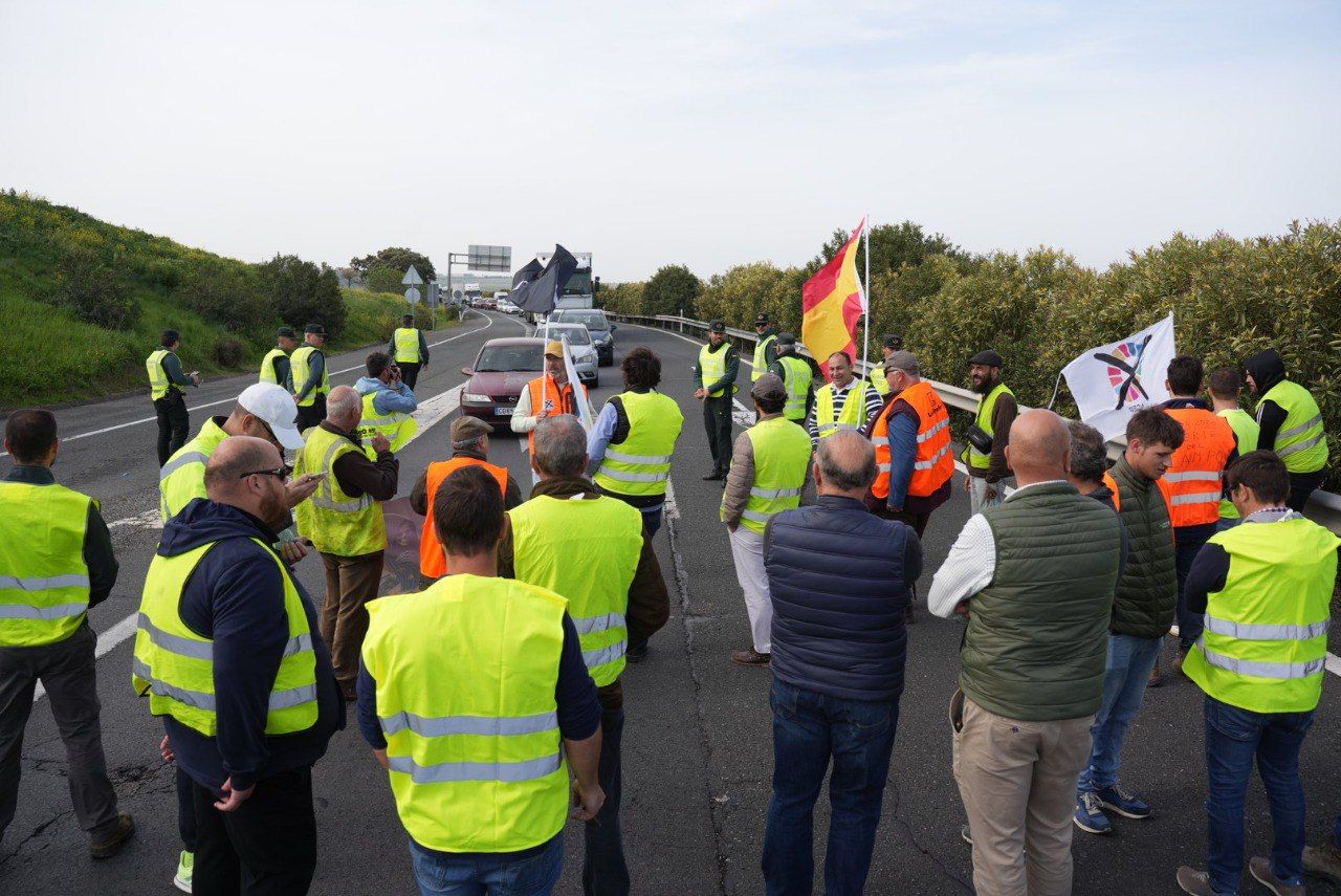 Los agricultores cordobeses vuelven a cortar la A-4 en una nueva protesta por la situación del campo