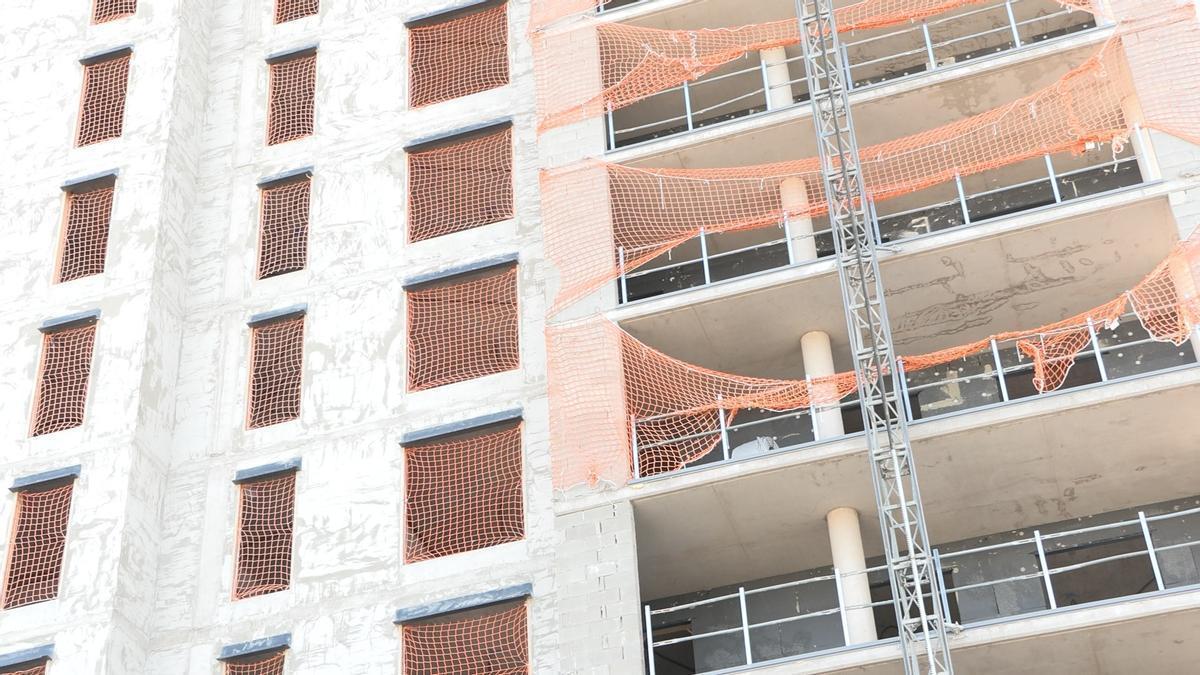 Foto de archivo de la fachada de pisos en construcción
