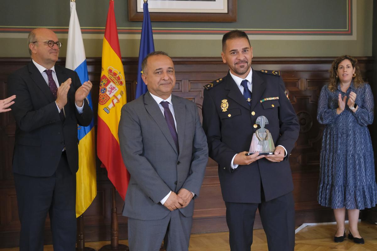 El subdelegado del Gobierno en Santa Cruz de Tenerife, Javier Plata, y Raúl Santamaría, subinspector de la Comisaría Local de Policía Nacional de San Cristóbal de La Laguna.