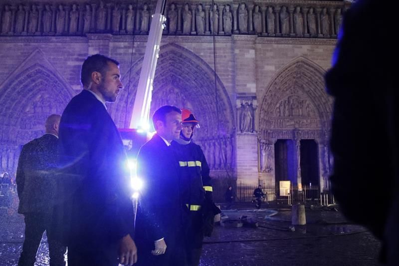 Incendio en la Catedral de Nôtre Dame