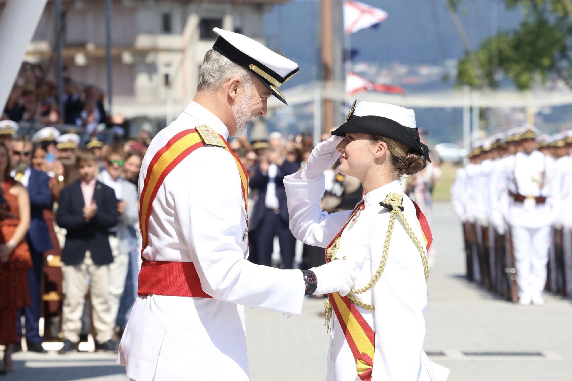 MARÍN (PONTEVEDRA), 16/07/2025.- El rey Felipe VI impone a la princesa Leonor, la Gran Cruz al Mérito Naval, durante la entrega de reales despachos a los nuevos oficiales en la Academia Naval de Marín, un acto al que asisten la reina Letizia y la infanta Sofía, este miércoles. EFE/Casa de S.M. El Rey / Jose Jimenez/SOLO USO EDITORIAL/SOLO DISPONIBLE PARA ILUSTRAR LA NOTICIA QUE ACOMPAÑA (CRÉDITO OBLIGATORIO)