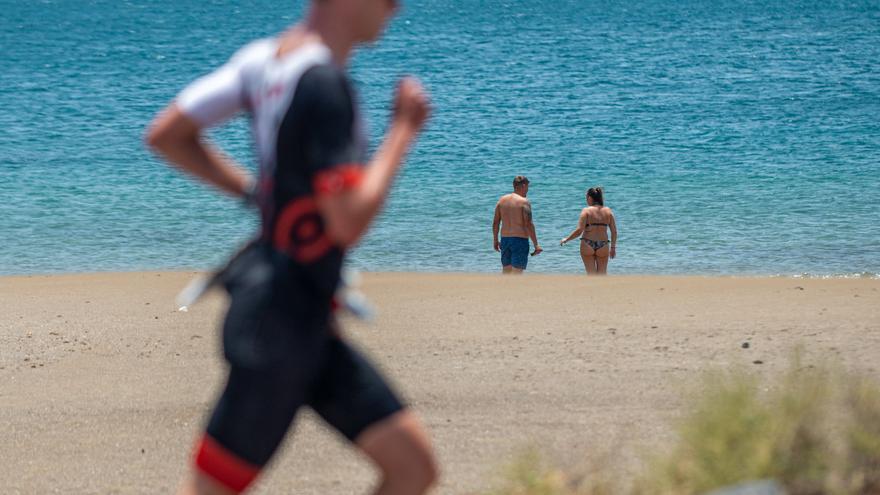 El calor aprieta y superará los 30 grados este domingo en Canarias