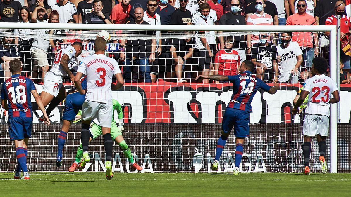 Diego Carlos anota
el tercer tanto del 
Sevilla.  e.press/afp7