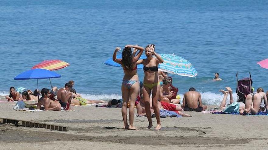 Torremolinos presenta unas playas seguras. El alcalde de Torremolinos, José Ortiz, destacó ayer la importancia que tiene ofrecer unas condiciones adecuadas para garantizar la seguridad en las playas. «Atender la seguridad de nuestras playas es función de gran responsabilidad, por lo que deben contar con los mejores medios técnicos», dijo Ortiz con motivo del inicio de la temporada estival.