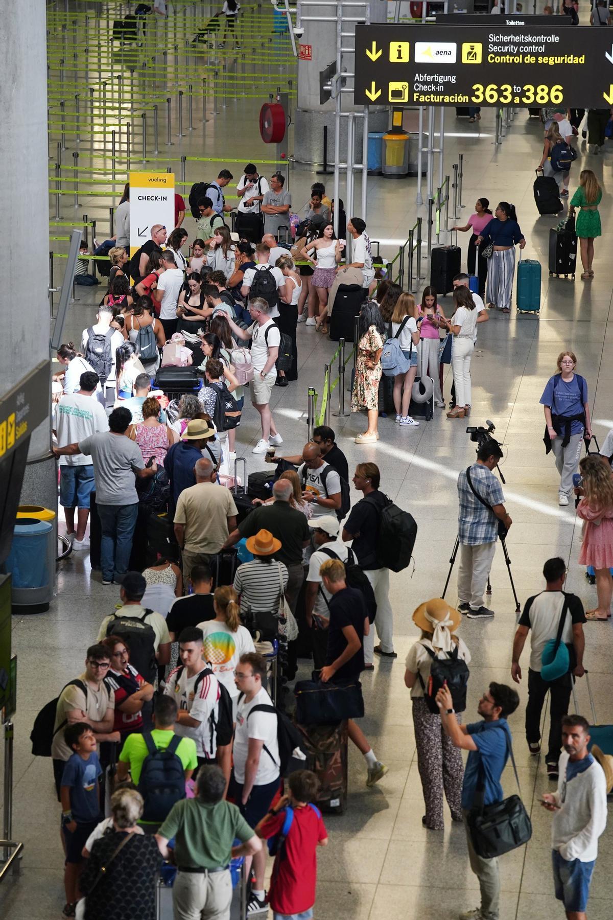 Pasajeros en el aeropuerto de Málaga-Costa del Sol.