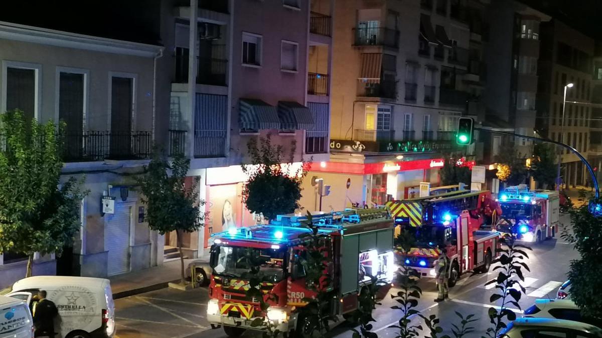 Efectivos de bomberos trabajan en el incendio.