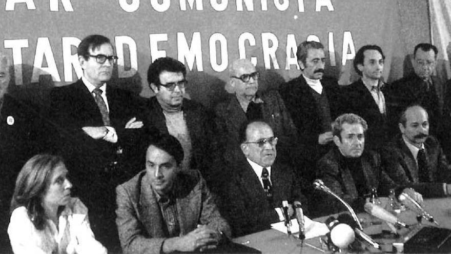 Santiago Carrillo junto a los dirigentes del PCE tras su legalización.