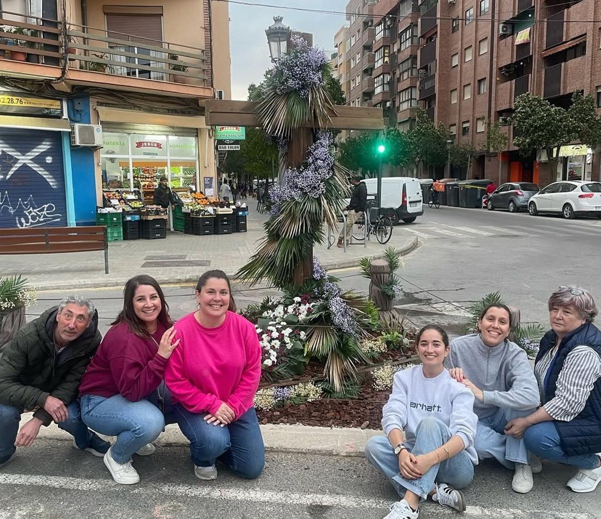 Miembros de la comisión, con la cruz recién terminada