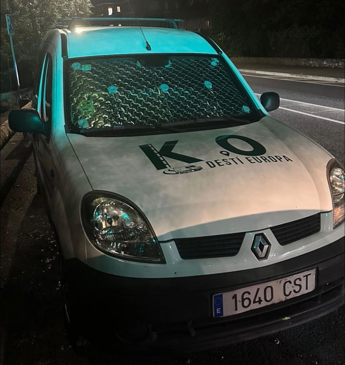 El vehicle, batejat com a Van Dièsel, per votació popular a través d’una enquesta, «ha passat la ITV, duu rodes d’hivern ja que a Països del nord és obligatori, cadenes i el carnet internacional de conducció», expliquen.