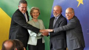 La presidenta de la Comisión Europea, Ursula von der Leyen, y el presidente de Brasil, Luiz Inacio Lula da Silva, celebran con negociadores la firma del acuerdo UE-Mercosur.