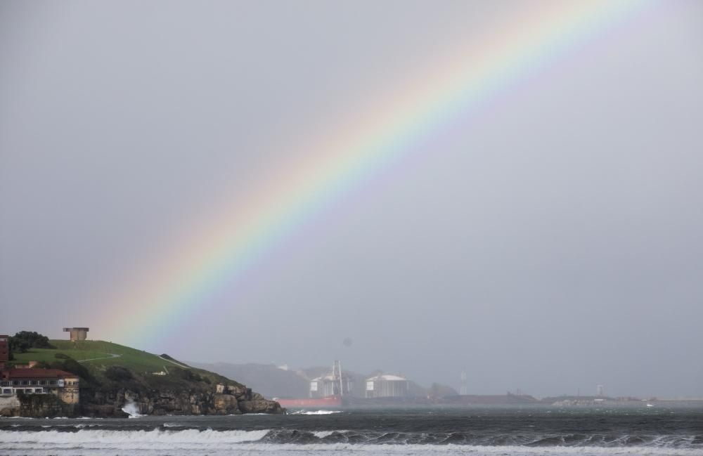 Espectacular arcoiris en Gijón tras "Amelie"