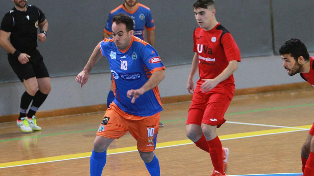 Bermejo con el esférico en el choque ante Universidad Valladolid. |  // I.O.