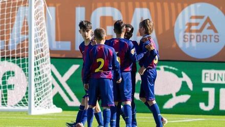 Los jugadores del Barça celebran uno de los dos goles de Destiny contra el PSG