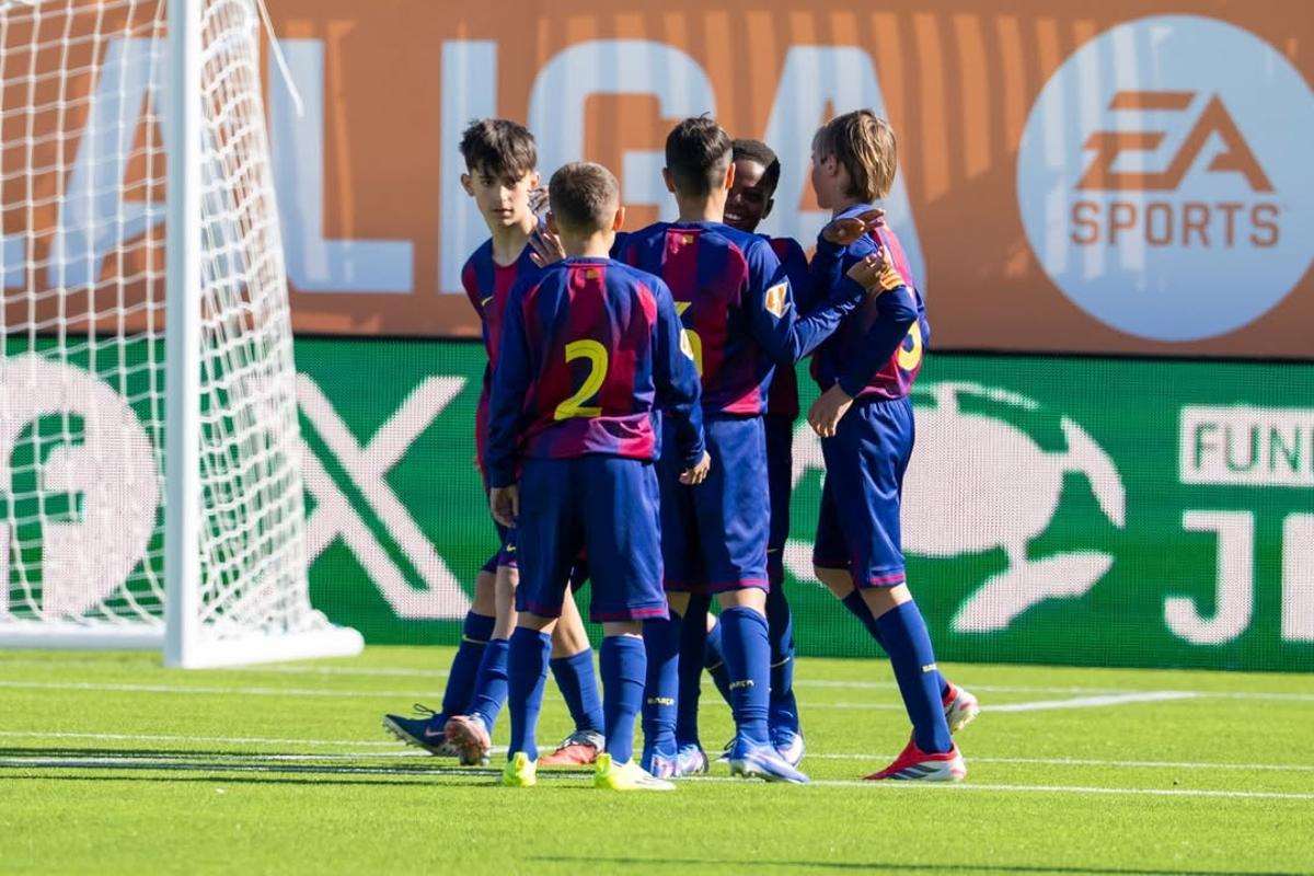 Los jugadores del Barça celebran uno de los dos goles de Destiny contra el PSG