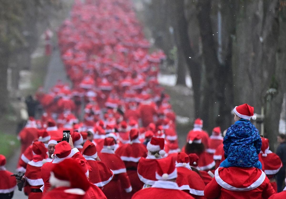 Carrera multitudinaria de papas Noel en Michendorf (Alemania)