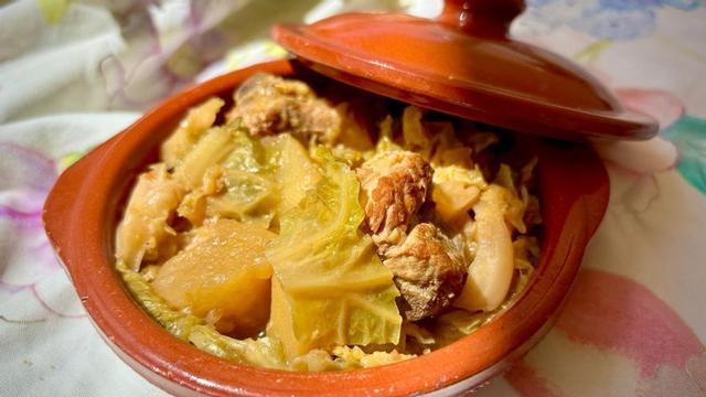 La col con costillas de cerdo.