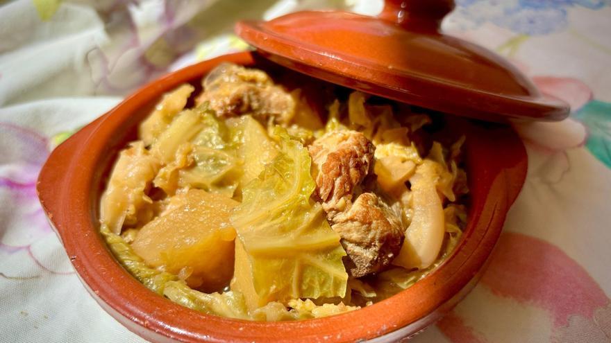 La última col payesa: un reconfortante guiso con costillas de cerdo para despedir la temporada de este producto de Ibiza