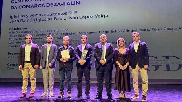 Entrega del galardón a los responsables del proyecto del centro sanitario de Lalín. | CEDIDA