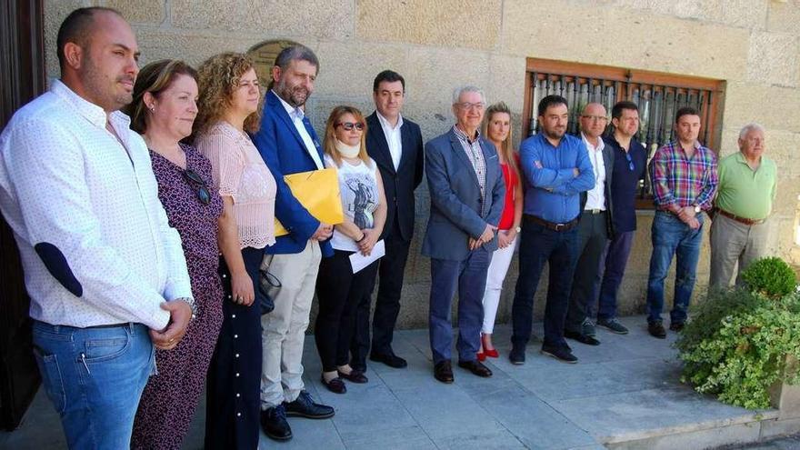 Foto de familia tras la firma del convenio de la FP Dual que se imparte en Valga el próximo curso. // Iñaki Abella