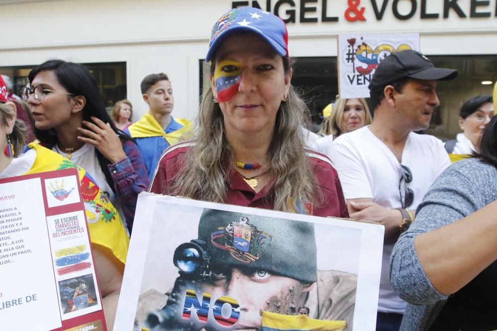 "Venezuela está luchando por su libertad" ha sido una de las consignas que se han leído esta mañana por los pensionistas venezolanos en Vigo.