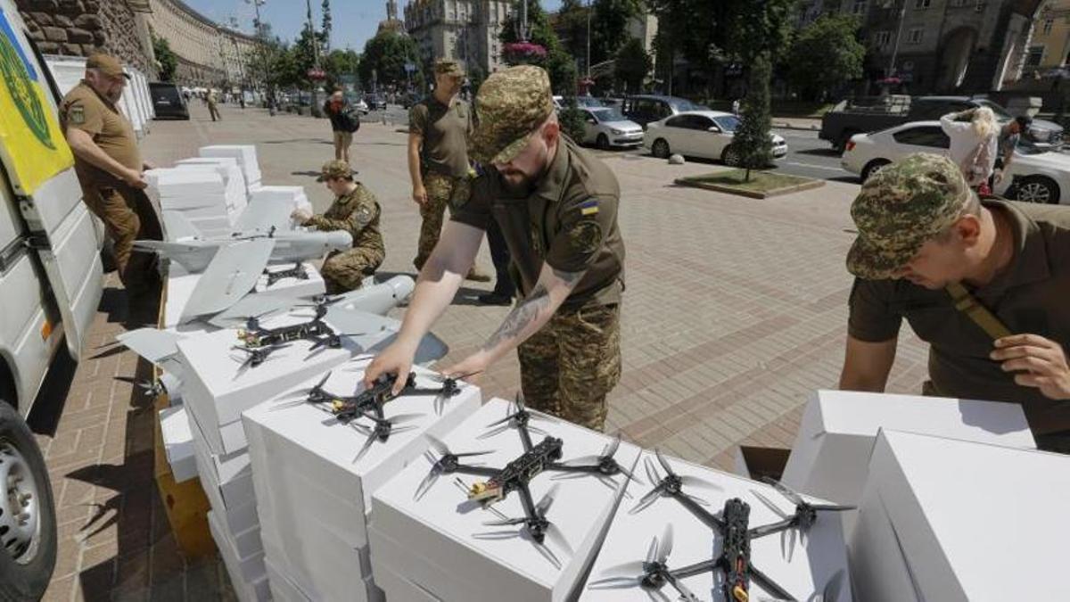 Soldados ucranianos ordenan 500 drones regalados por un vecindario de Kiev el 6 de junio de 2024.